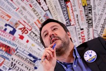 Salvini znova opozarja humanitarne organizacije, ki rešujejo migrante