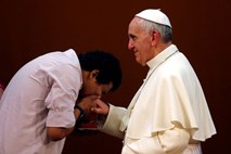 Papež razburil vernike, ker je odklonil poljubljanje prstana