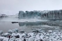 #video Odlomljeni kos ledenika proti turistom poslal ogromen val
