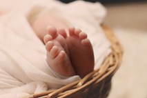 V Italiji pri obrezovanju ponovno umrl dojenček 