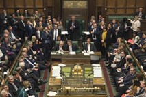 Britanski poslanci z glasom  razlike podprli vnovično preložitev brexita 