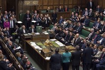 Počena cev prekinila delo britanskega parlamenta