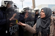 Grška policija ustavila več sto migrantov na poti proti Severni Makedoniji