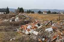 Motenje posesti z gradbenimi odpadki in nujna pot čez sosedovo zemljišče
