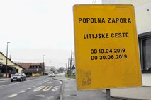 Litijsko cesto so zaprli danes dopoldne
