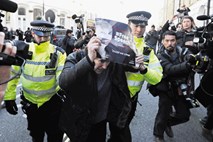 #foto #video “Selitev” Juliana Assangea iz ekvadorske ambasade v britanski zapor