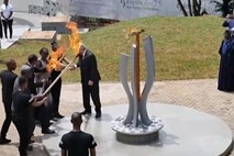 #video Juncker z baklo skorajda ožgal ruandsko prvo damo
