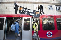 Londonski okoljevarstveni upor protestnikov: lepijo se in  upajo, da jih bodo aretirali