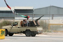 Mednarodno priznana vlada v Libiji izdala nalog za aretacijo Haftarja
