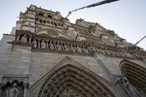 Iz katedrale Notre-Dame so začeli umikati preostale umetnine 