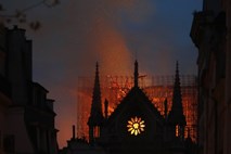 Panji na pariškem Notre-Dame preživeli požar