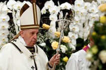 Papež v velikonočni vigiliji pozval vernike, naj ne izgubijo upanja 