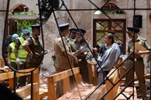 #foto V seriji eksplozij  na Šrilanki več kot 200 smrtnih žrtev, med njimi naj ne bi bilo Slovencev 