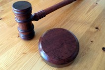  Zahteve za izločitev in zborovanja pred sodišči niso nedovoljen pritisk na sodnika