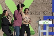 #foto Razgaljene feministke zmotile predvolilno zborovanje španske skrajne desnice
