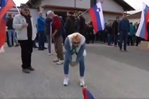 Na protestu proti migrantom z zastavo udrihala po tleh in vpila: »To je Slovenija!«