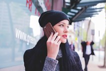 V Veliki Britaniji bodo morale žrtve posilstva policiji predati mobilne telefone