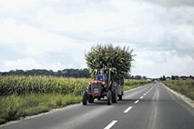 Če ustvari kolono, se mora traktorist ustaviti ob cesti