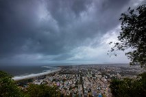 Na vzhodni obali Indije v strahu pred ciklonom