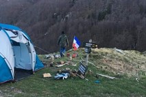 Slovenski turisti razburili z zastavo nekdanje Jugoslavije na vrhu Velebita
