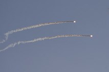 Po izstrelitvi več deset raket z območja Gaze Izrael odgovoril z napadi