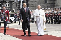 Papežev obisk skrhanega dialoga