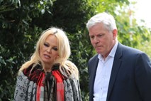 Pamela Anderson v zaporu obiskala Juliana Assangea