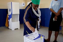 Južnoafriškemu vladajočemu ANC na današnjih volitvah napovedujejo izgubo podpore med volivci
