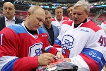 #video Putin po uspešni hokejski tekmi padel na nos  