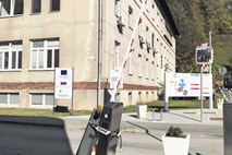 Heta od jeseniške bolnišnice v sporu zaradi parkirišča zahteva pol milijona evrov odškodnine