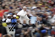 Papež migrantske otroke s papamobilom popeljal po Trgu svetega Petra