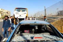#foto Najmanj 17 ranjenih v napadu na avtobus s turisti v Kairu 