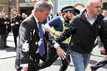 #video Faragea med kampanjo za evropske volitve polili z mlečnim napitkom