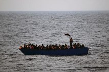 Na obali Libije pridržanih okoli 300 migrantov