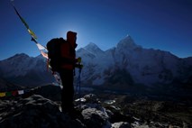   Za na vrh Everesta kolona, ki je zahtevala življenja