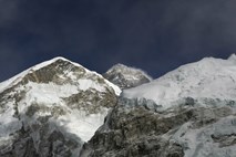 Mount Everest med alpinisti letos terjal že deset življenj