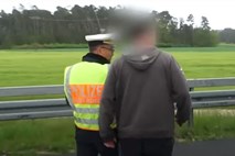 #video Policist voznike povabil, naj si smrtno ponesrečenega ogledajo od blizu