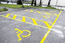 Manj kršitev na invalidskih parkiriščih