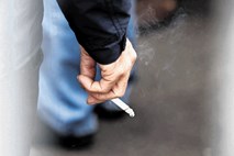 Delež odraslih kadilcev ostaja enak, vendar povprečno pokadijo cigareto manj