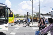 Nevarno križišče pri avtobusni postaji: Brez semaforja, ker cesta ni občinska