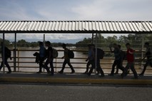 ZDA mladoletnim migrantom ukinjajo pravno pomoč, izobrazbo in rekreacijo