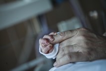 Kranjski porodnišnici 930.000 evrov pomoči za plačilo obveznosti