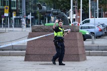 Švedska policija na železniški postaji ustrelila moškega, ki je grozil