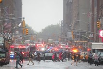 #video Helikopter trčil v zgradbo sredi Manhattna v New Yorku, pilot umrl
