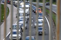 Cestni alarm: primorska avtocesta v zastojih, kolone tudi na gorenjski avtocesti