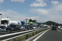 Zastoj na gorenjski avtocesti pred priključkom Ljubljana Šmartno