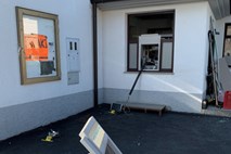 #foto Razstrelili bankomat v Senožečah