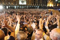 V gruzijski parlament skušali vdreti protestniki