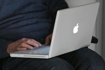 Apple zaradi pregrevanja baterij vpoklical starejše macbooke