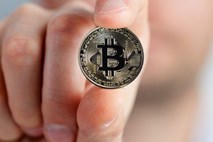 Vrednost bitcoina prvič po 15 mesecih presegla 11.000 dolarjev